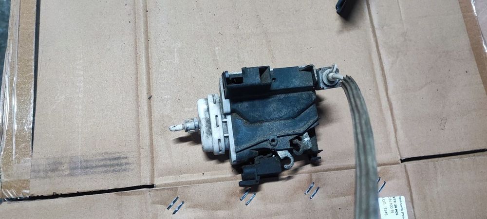 ZAMEK DRZWI PRAWY PRZÓD AUDI A4 B5 8D1837016A