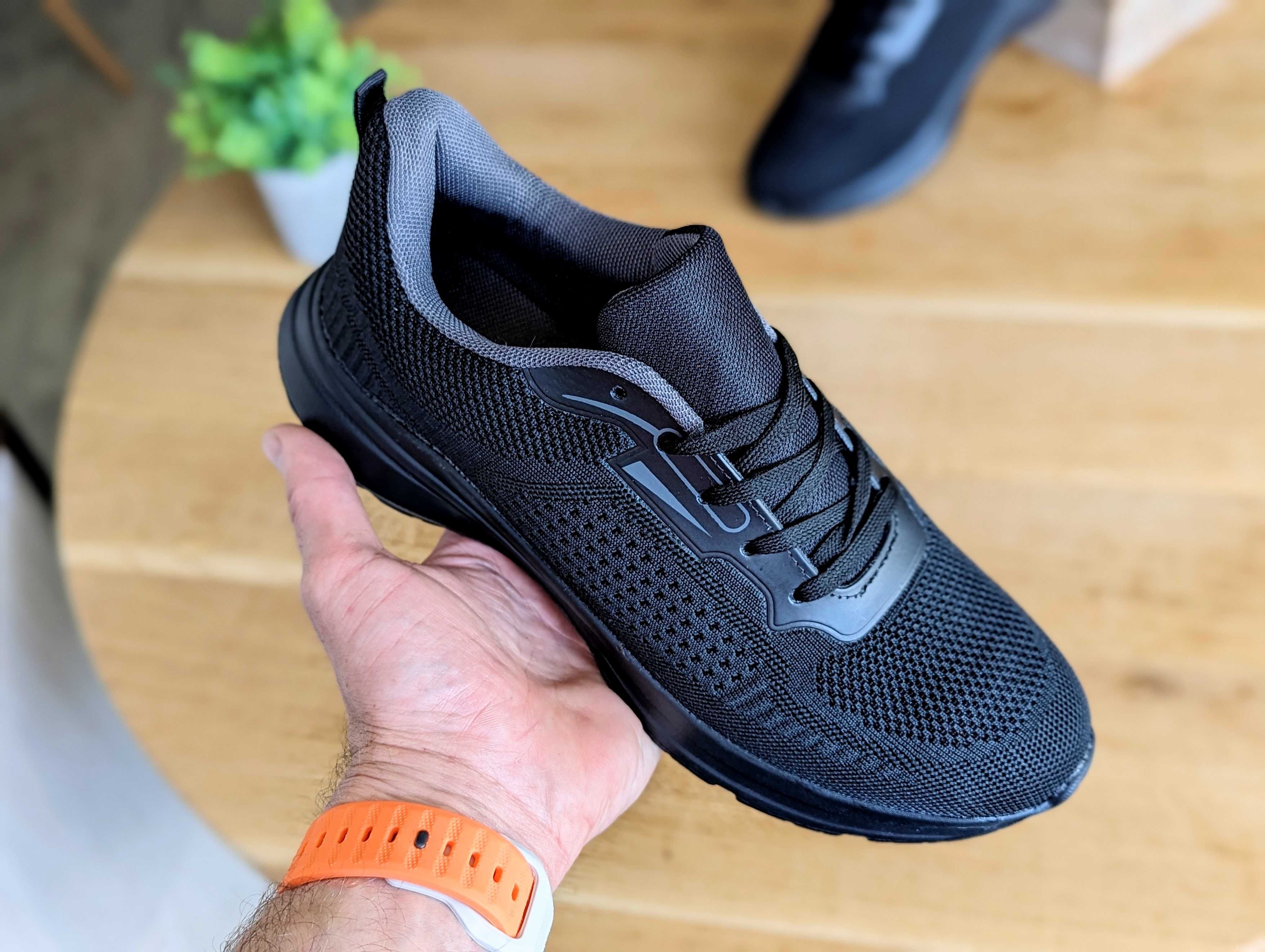 Чоловічі кросівки чорного практичного кольору комфортні легкі кроссовк