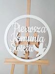 Tablica koło Pierwsza Komunia Święta biały napis dekoracje sali moda
