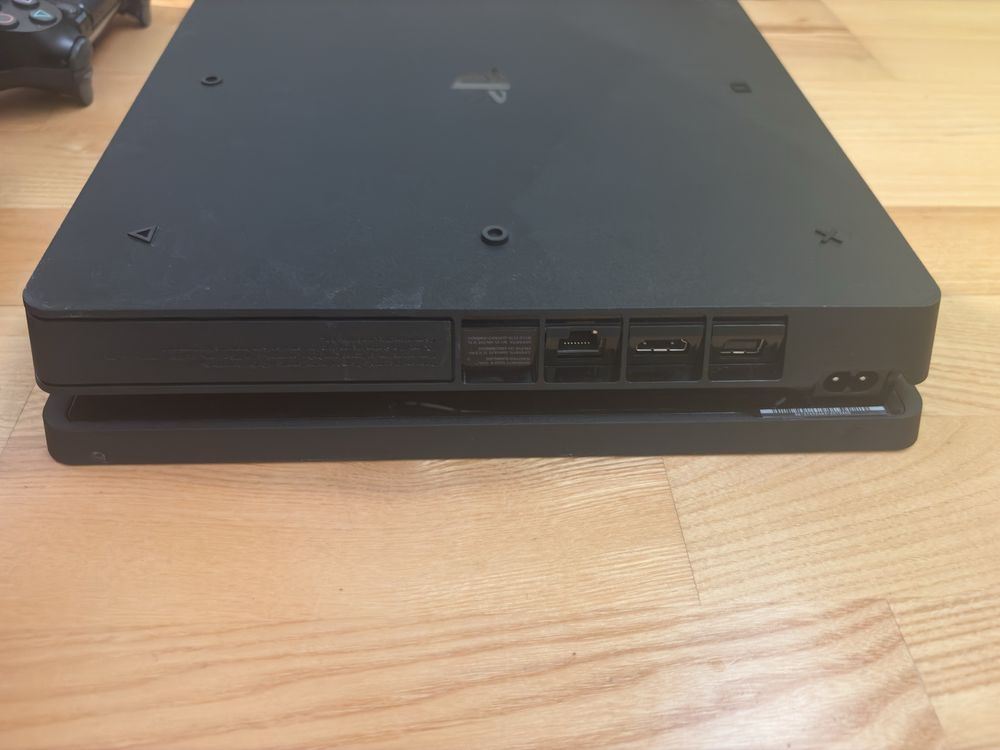 Playstation 4 Slim + dwa pady Dualschock 4
