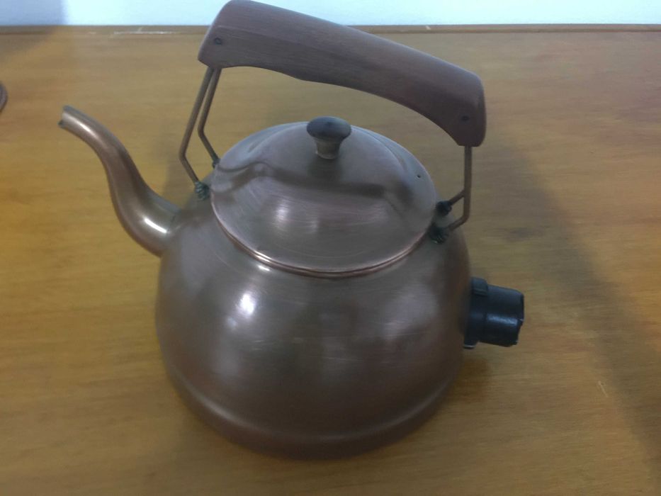 Jarros  e prato de cobre, bule, e jarra