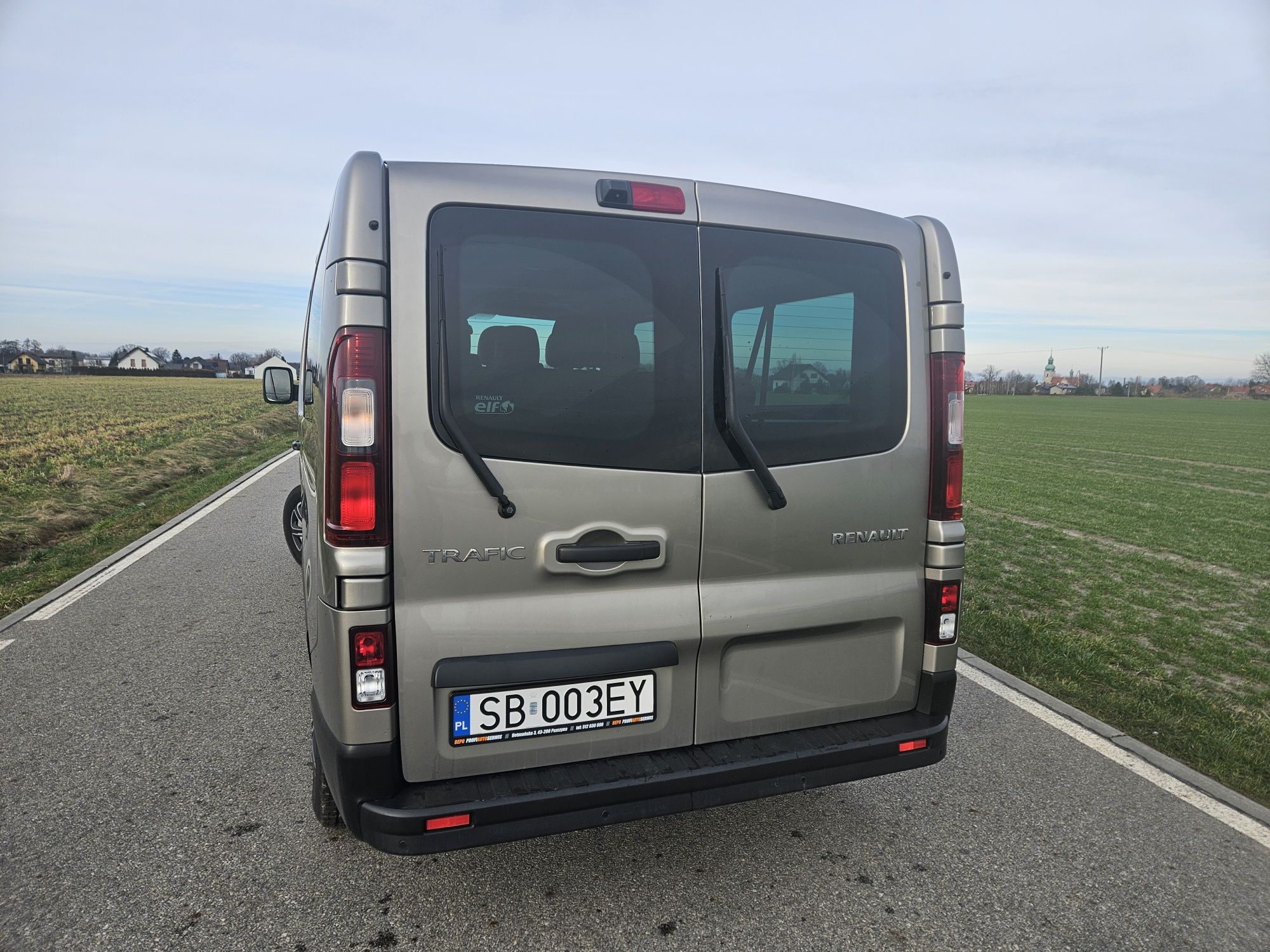 Wynajem busa 9osobowego Renault Trafic