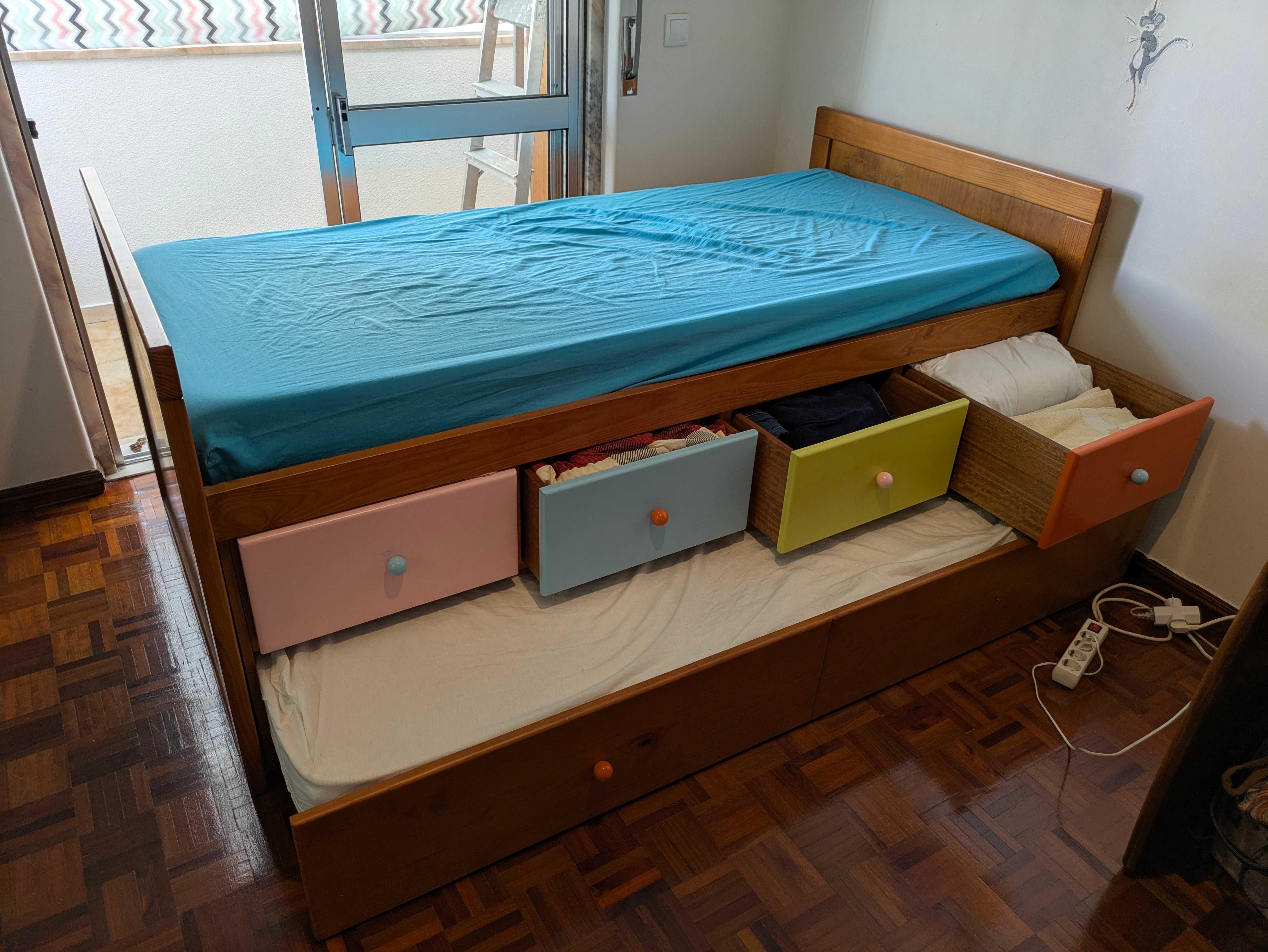 Cama e 2 Colchões