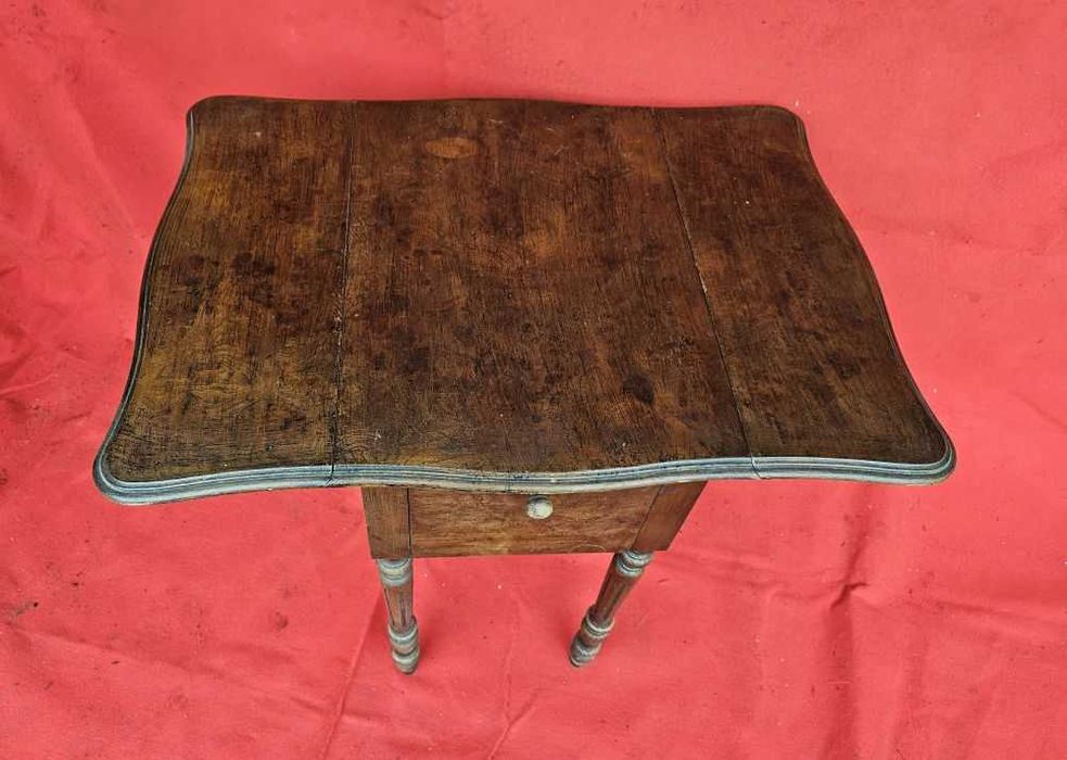 Mesa holandesa com abas e gavetas