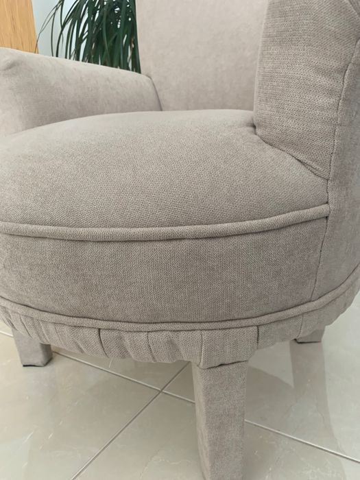 Senhorinha / Cadeira como nova. Peça de grande qualidade.
Valor 120€.