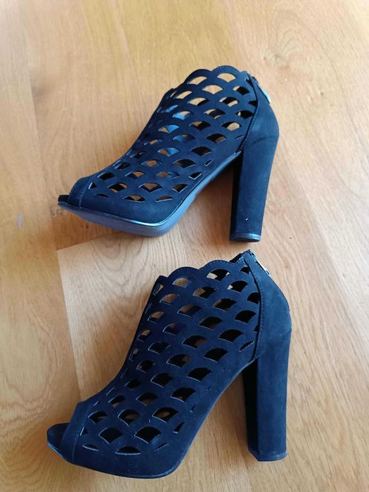 Buty damskie z ażurowym wzorem