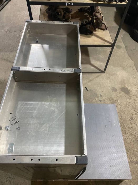 Стілажи полкі оборудування для автомобілів в грузовий вітсік з шухляда