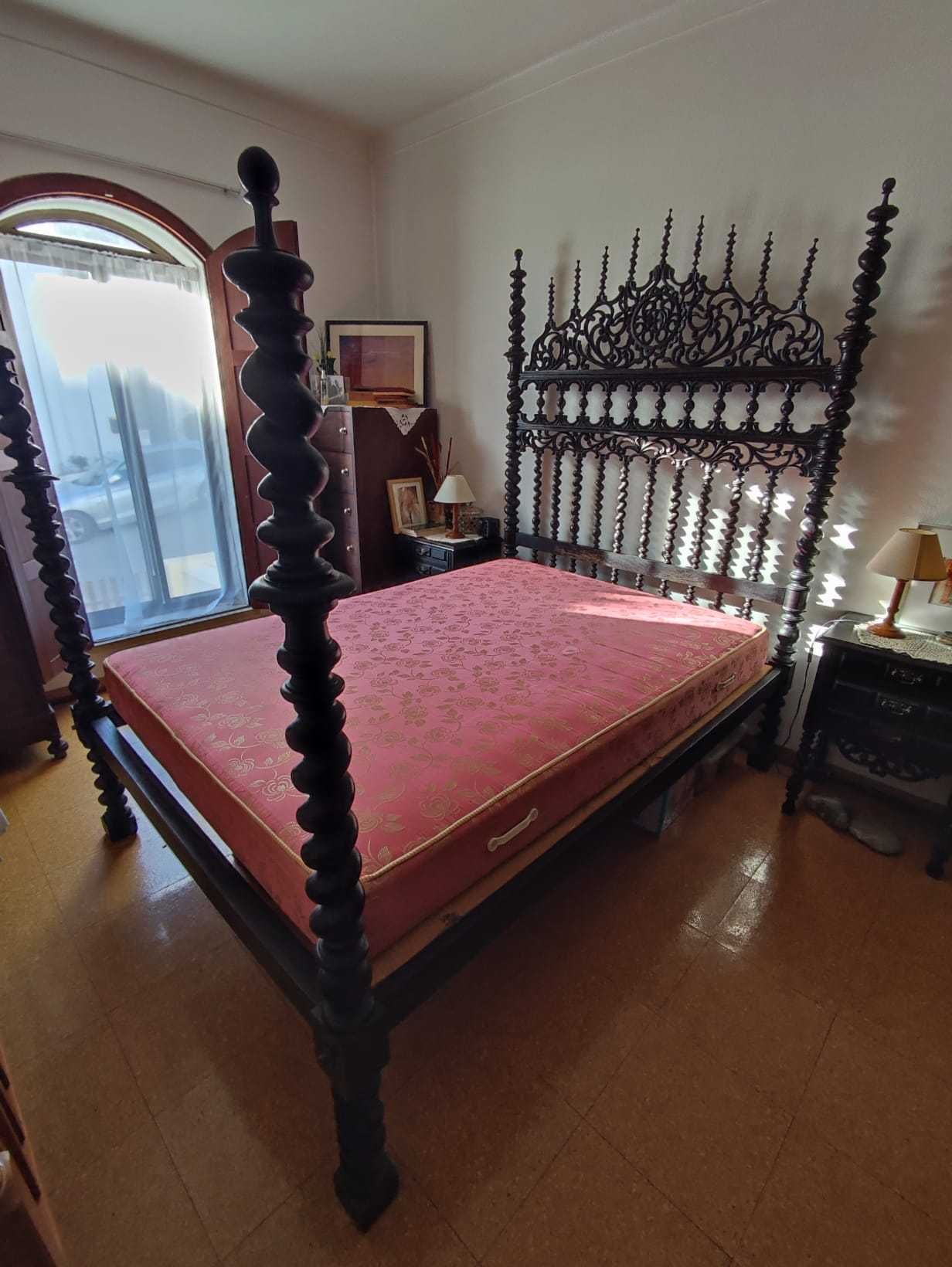 Cama de bilros completa com 2 mesas de cabeceira.