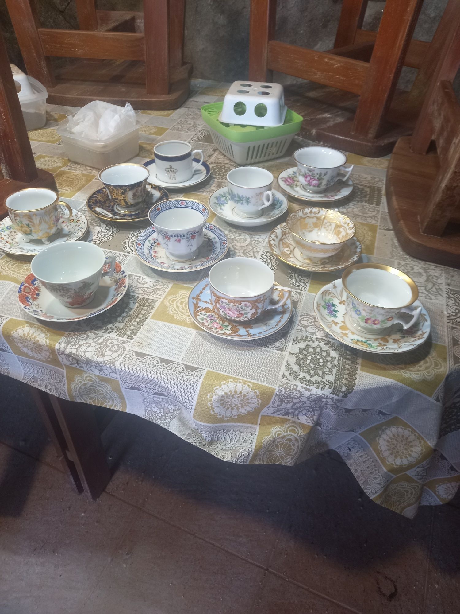 6 pares de chávenas comemorativas dos 150 anos da Vista Alegre,  ediçã