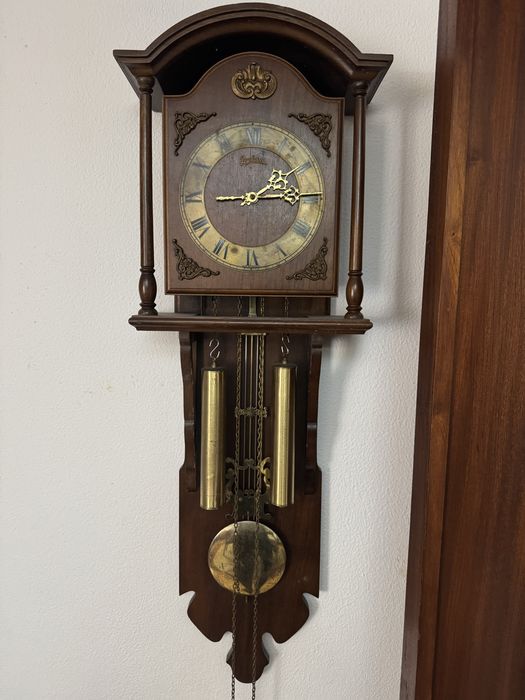 Relogios de parede a funcionar