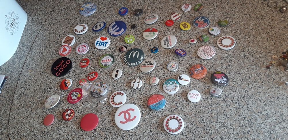 Conjunto de 58 Crachás Diversos