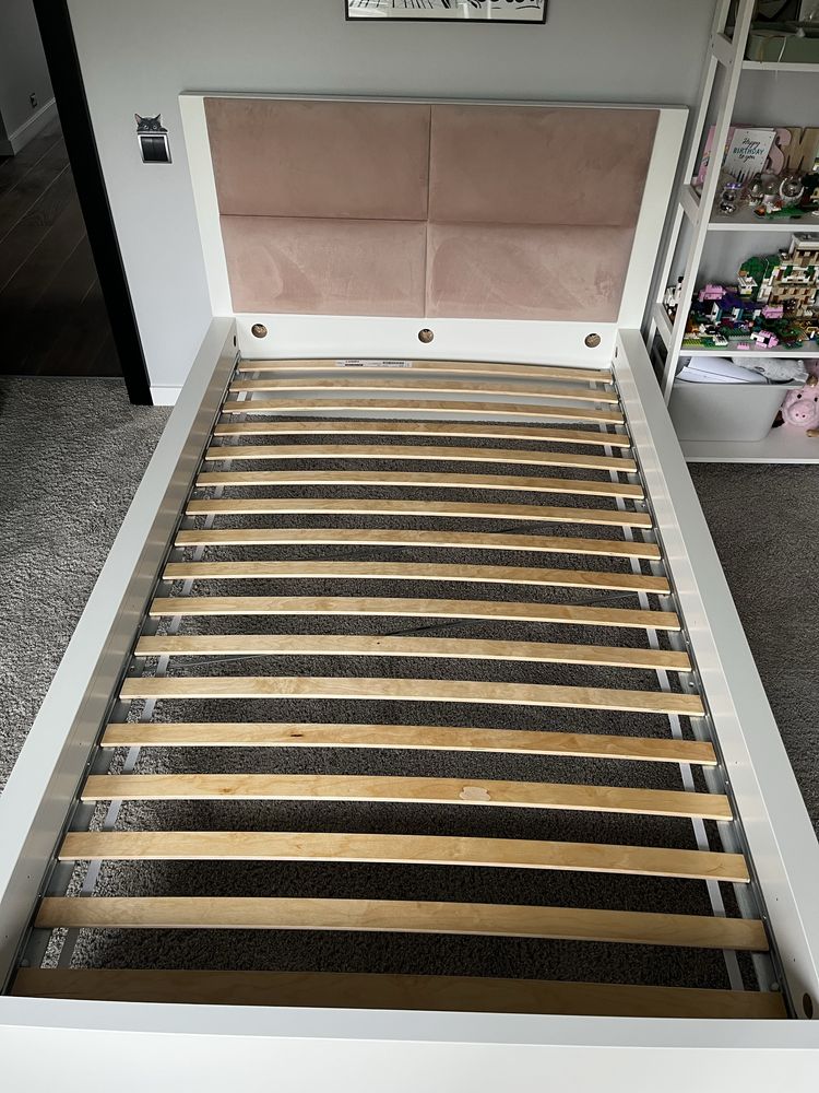 Białe łóżko Malm Ikea ze stelażem i tapicerką 120x200cm.