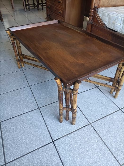 Mesa com pernas de bambu