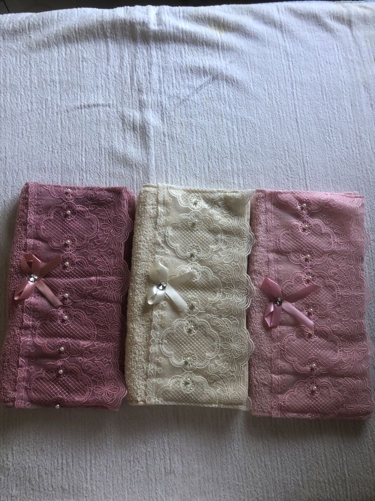 Продам махровые полотенца розового цвета.