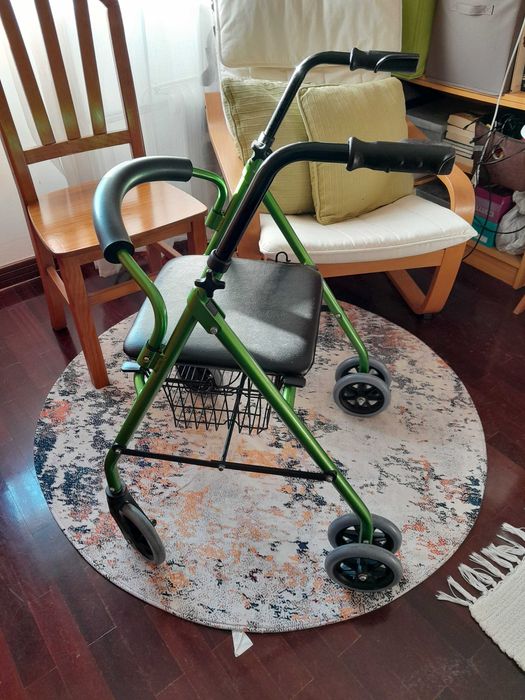 Andarilho com rodas, optimo para exterior, com cesto para compras