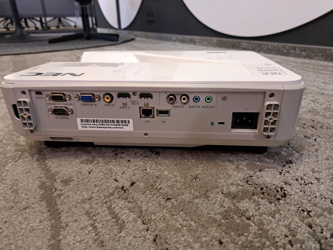 Projektor rzutnik NEC U321M