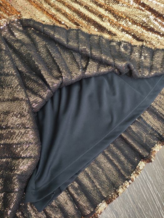 Золотиста сукня у дрібні блискучі паєтки