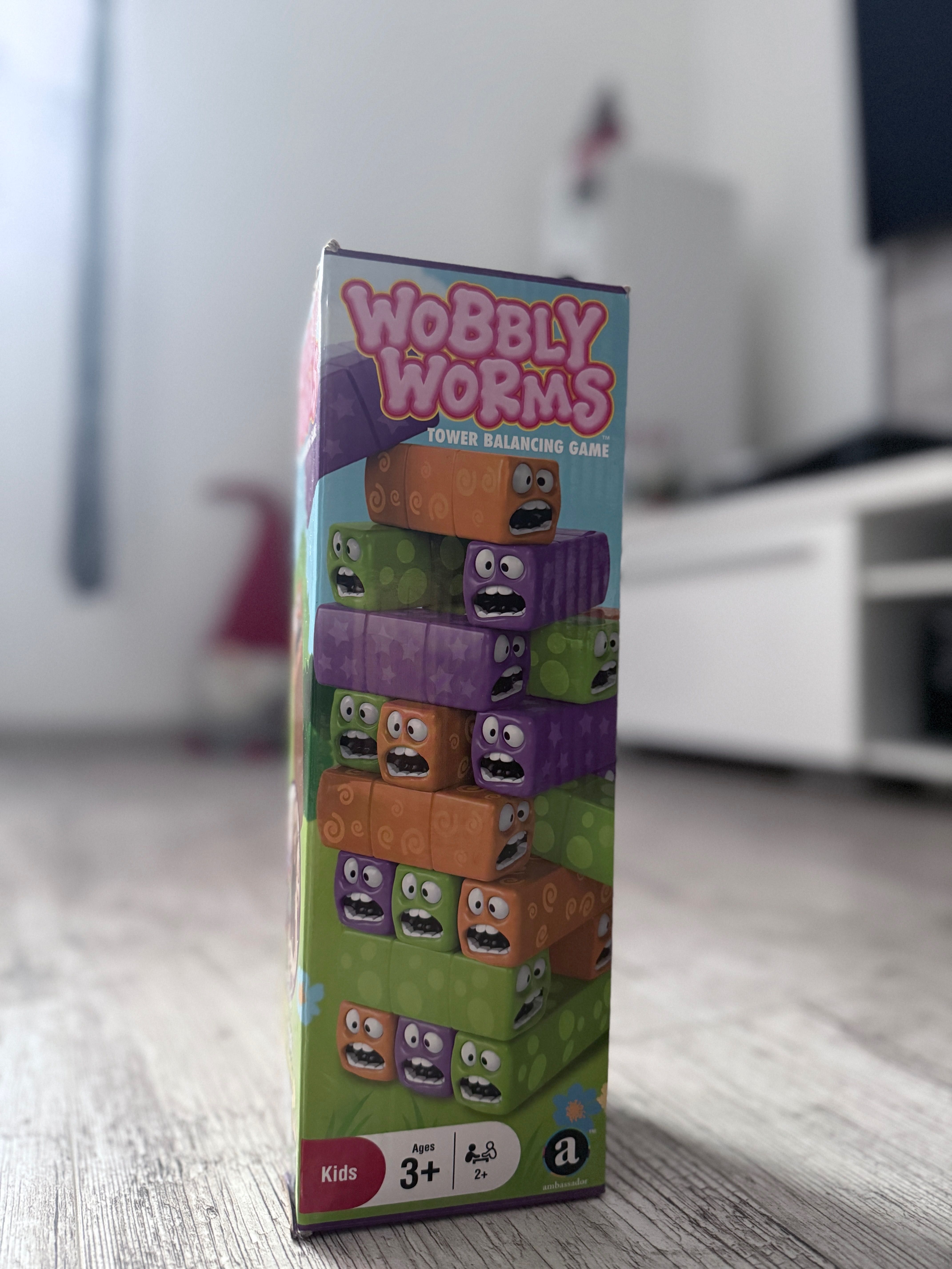 Gra typu Jenga - Wobbly Worms. Robaki