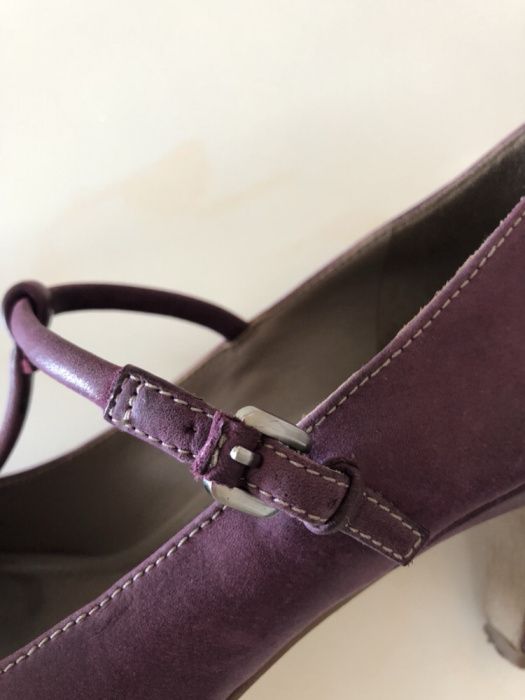 Sapatos da marca ecco, em pele