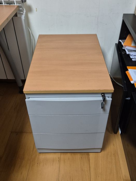 Bloco de gavetas com chave