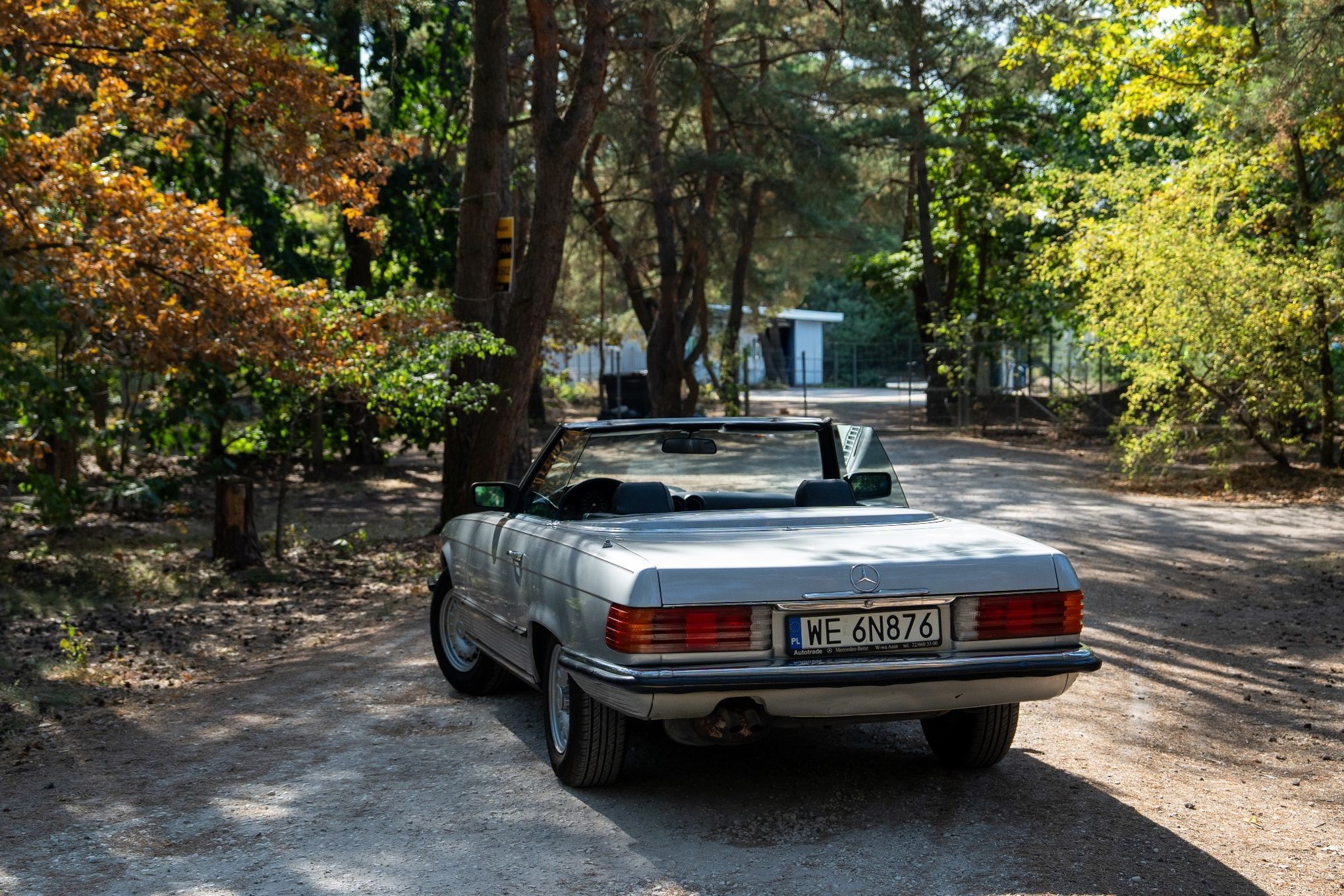Mercedes-Benz SL Mercedes R107 gotowy na przejażdżki pod gołym niebem