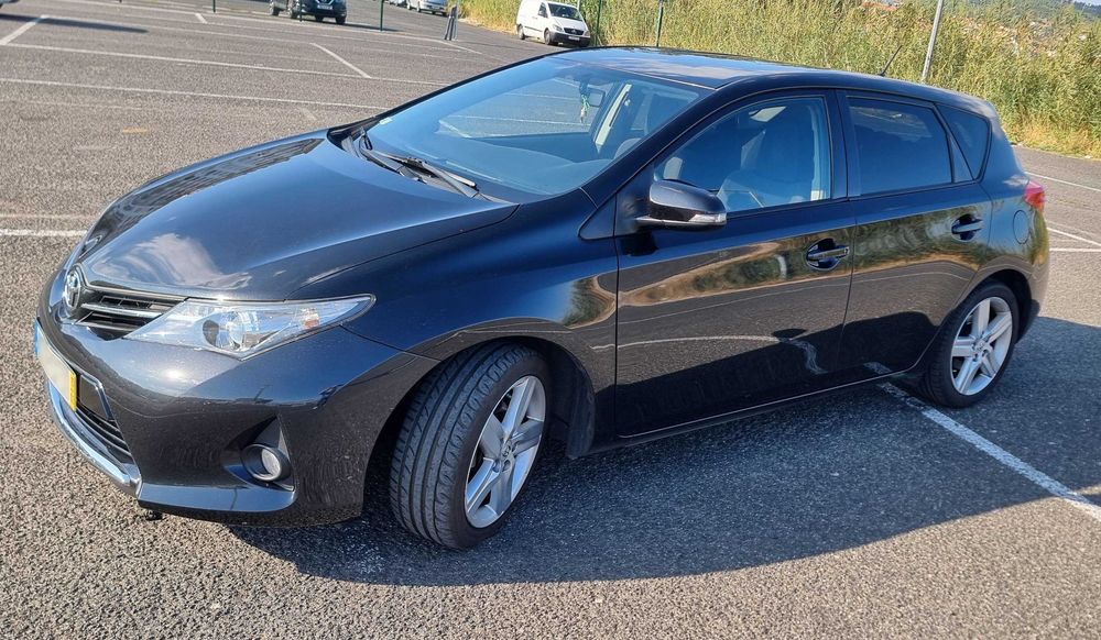 Toyota Auris 1.4D Comfort Pack Sport 2015: muito económico e só 1 dono