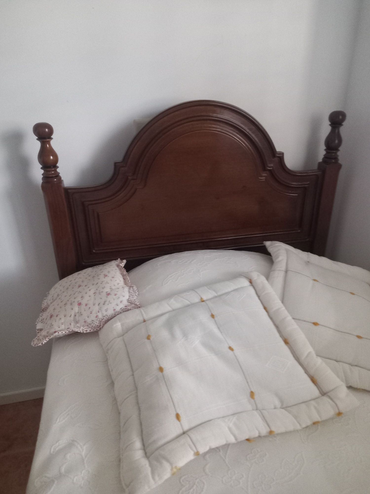 Cama de madeira com colchão
