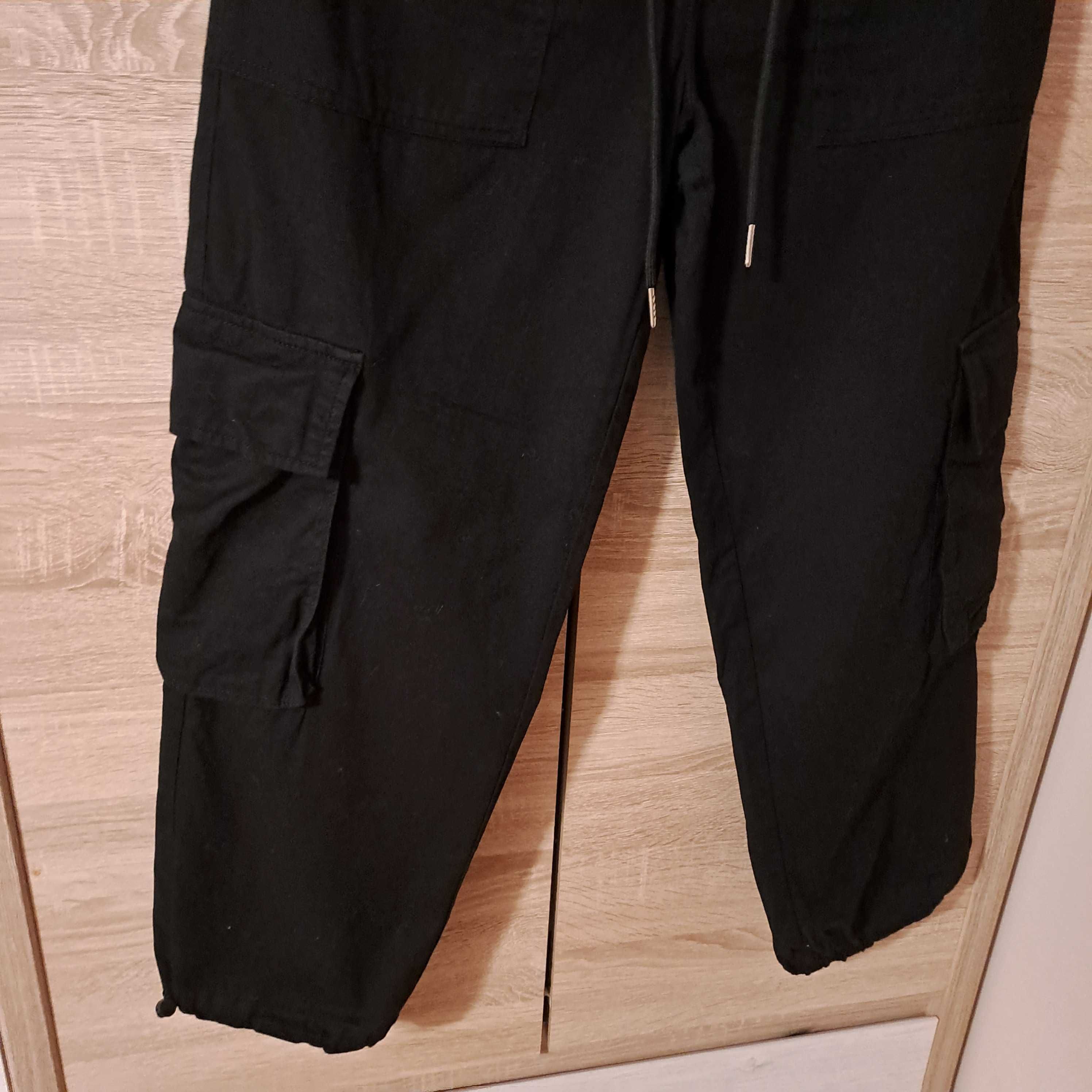 Spodnie cargo damskie czarne Cropp / rozmiar 34