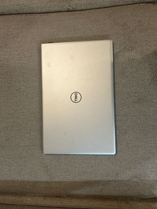 Laptop Dell srebrny
