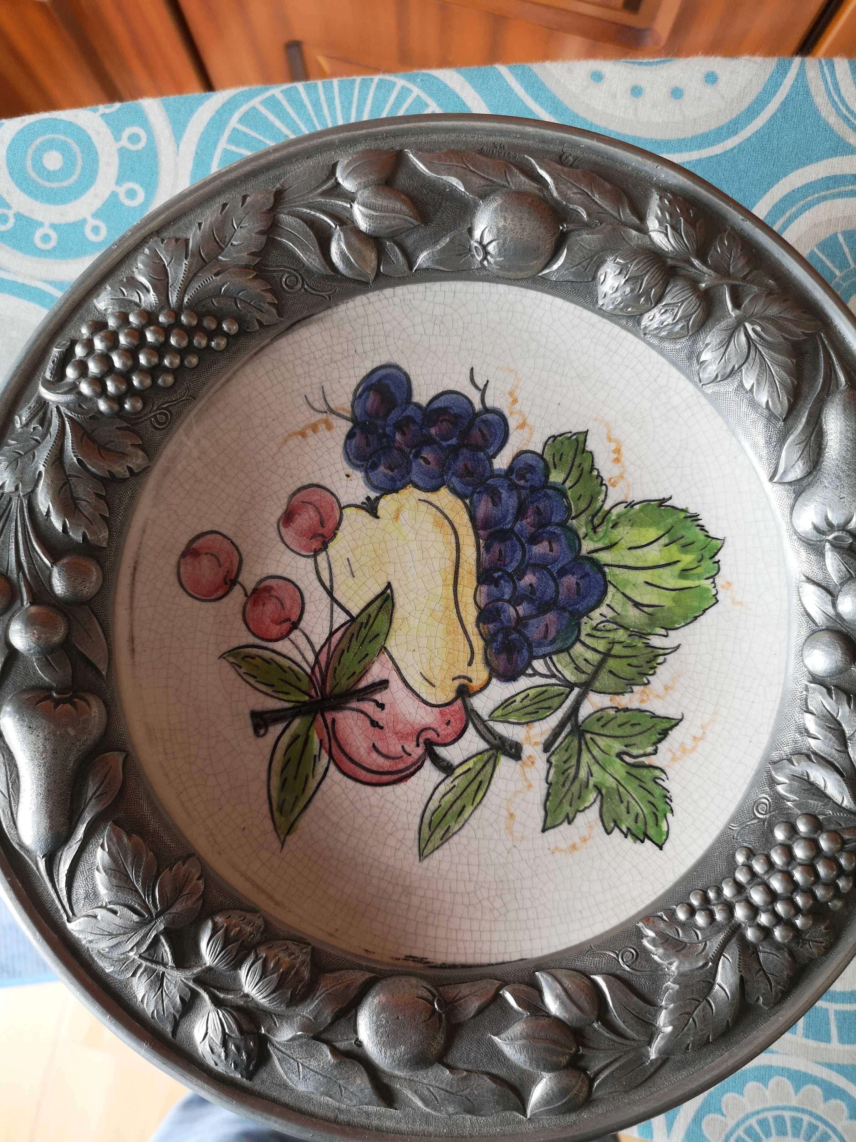 fruteira em porcelana e estanho