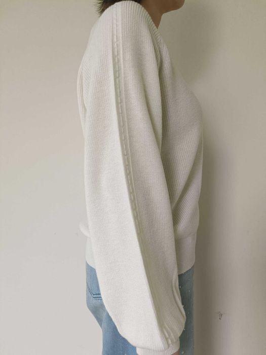 Sweter damski luźny V-neck, śmietankowa biel, wełna 60%, rozmiar M