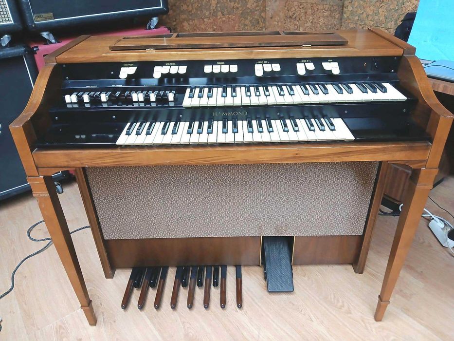 Orgão Hammond L-112 a Vávulas com Tone Wheels e Drawbars