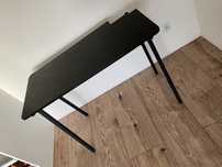 Biurko czarne male aluminiowy stelaz