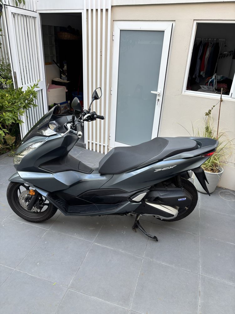 Honda PCX 125 (com oferta de material para a mota)