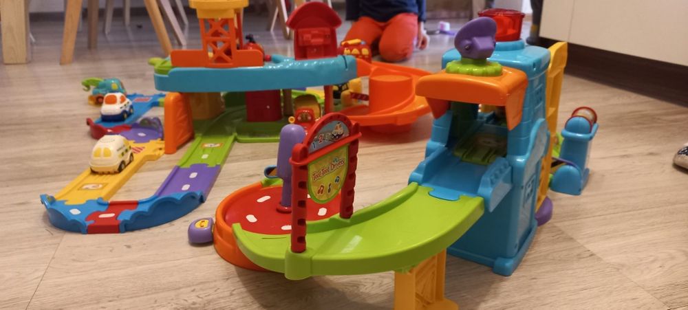 Vtech Toot Toot garaż + posterunek policji