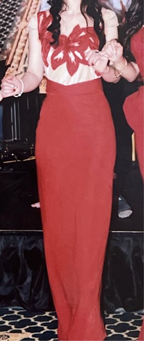 Красное и Чернон Вечернее платье Waggon сапоги Guess