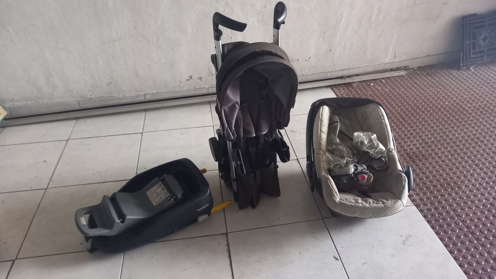 Conjunto carrinho com ovo e com isofix da Bebeconfort.