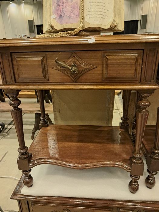Cómoda restaurada com mesinhas