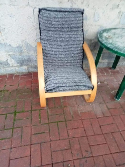Fotel drewniany z obiciem.