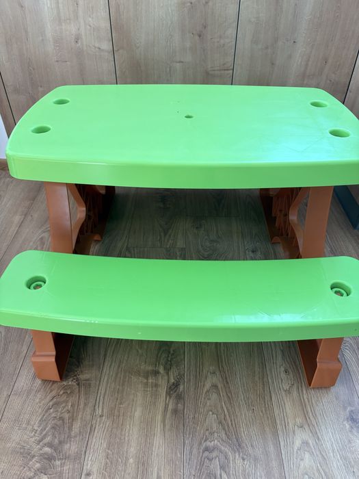 Stolik dziecięcy z ławką i miejscem na parasolke