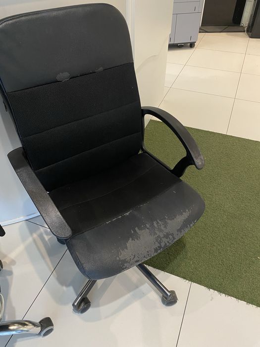 Продам офісні крісла