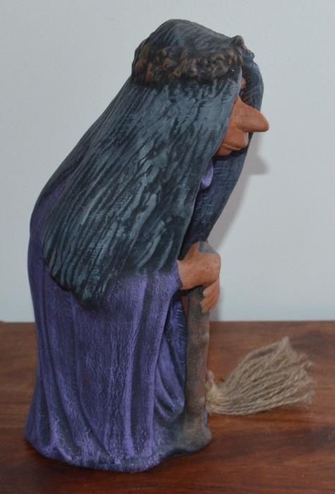 Estatueta Bruxa com Vassoura – Material Cerâmico