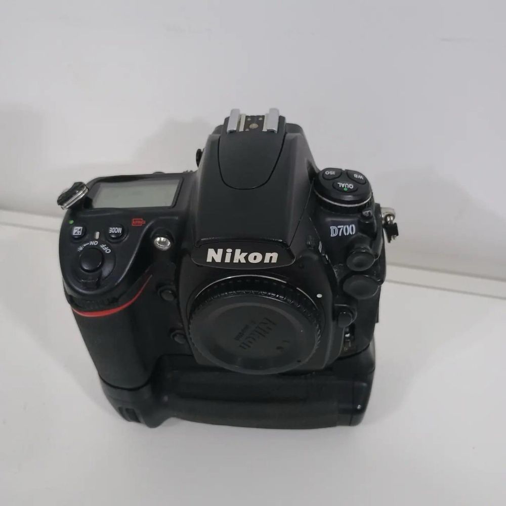 Nikon D700 + Objetiva 24-120 f4 G ED N VR + extras (grip e baterias)