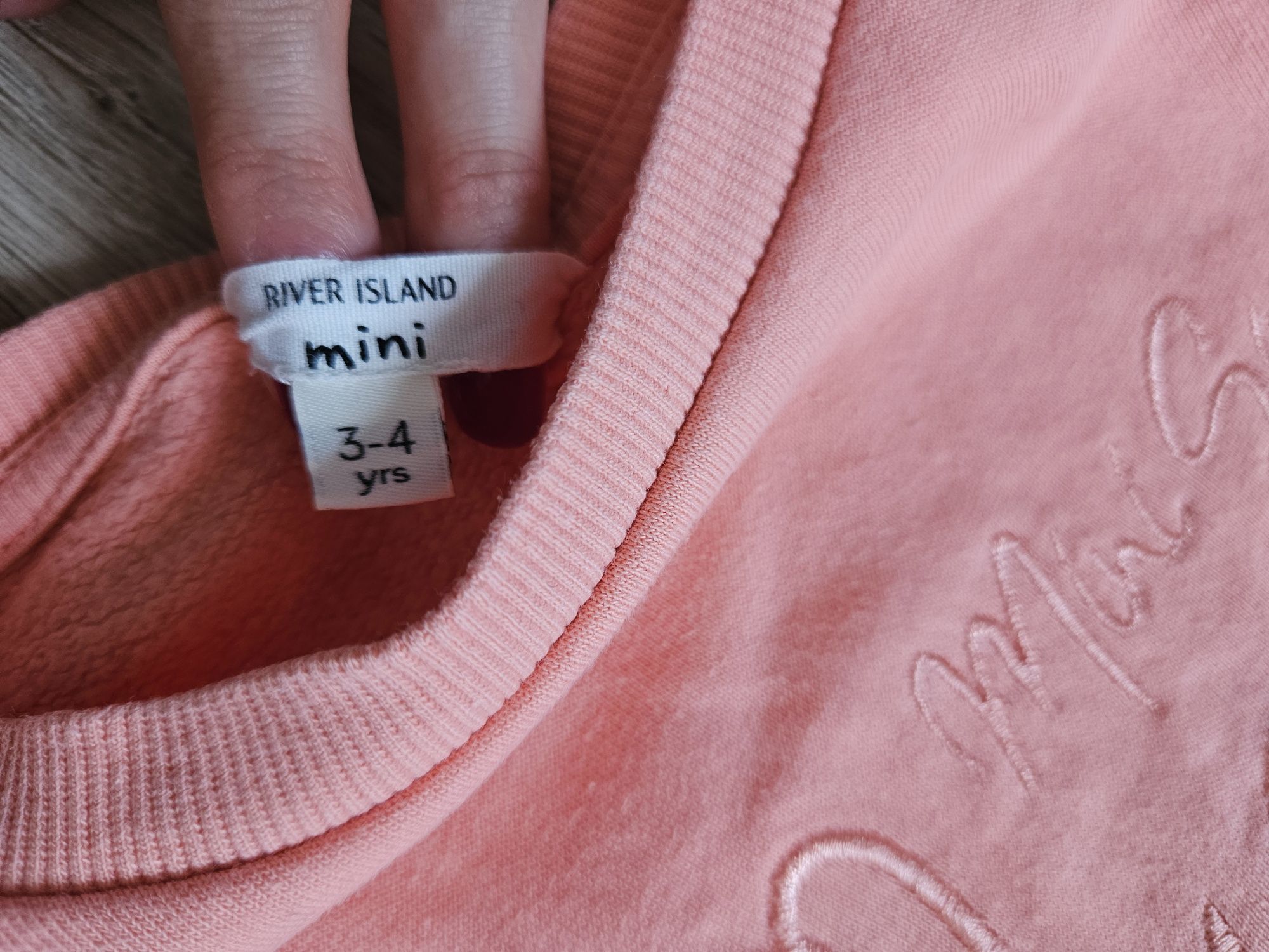 Bluza morelowa River island z bufiastymi rękawami napis sass Queen