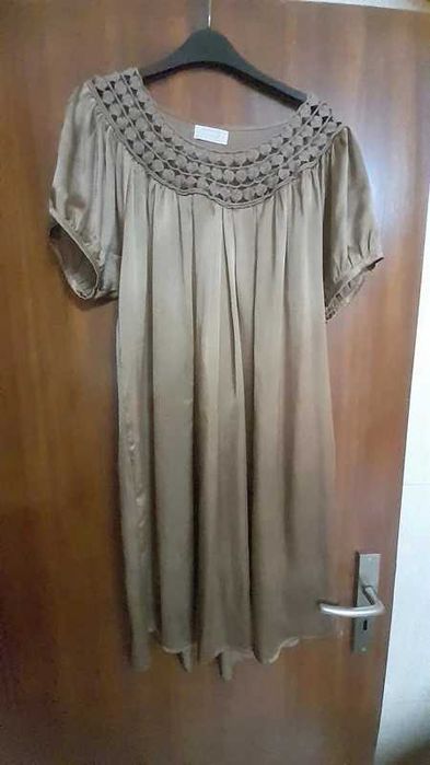 Vestido acetinado, em camel dourado - Lanidor (tam. 38)