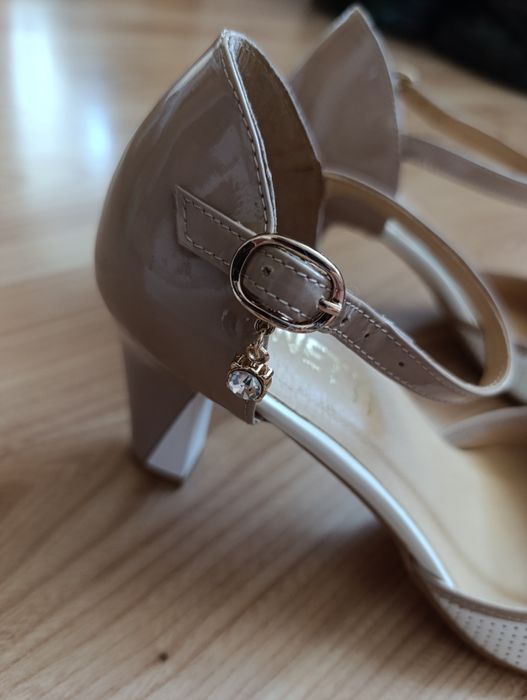 Eleganckie Beżowe Lakierowane Szpilki Venetti z Ozdobnym Detalem, r.38