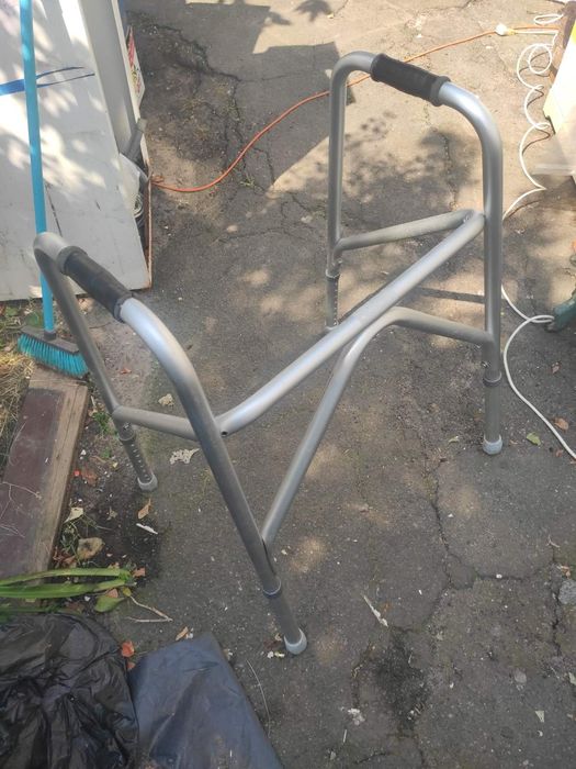 Ходунки для пожилых людей и инвалидов.