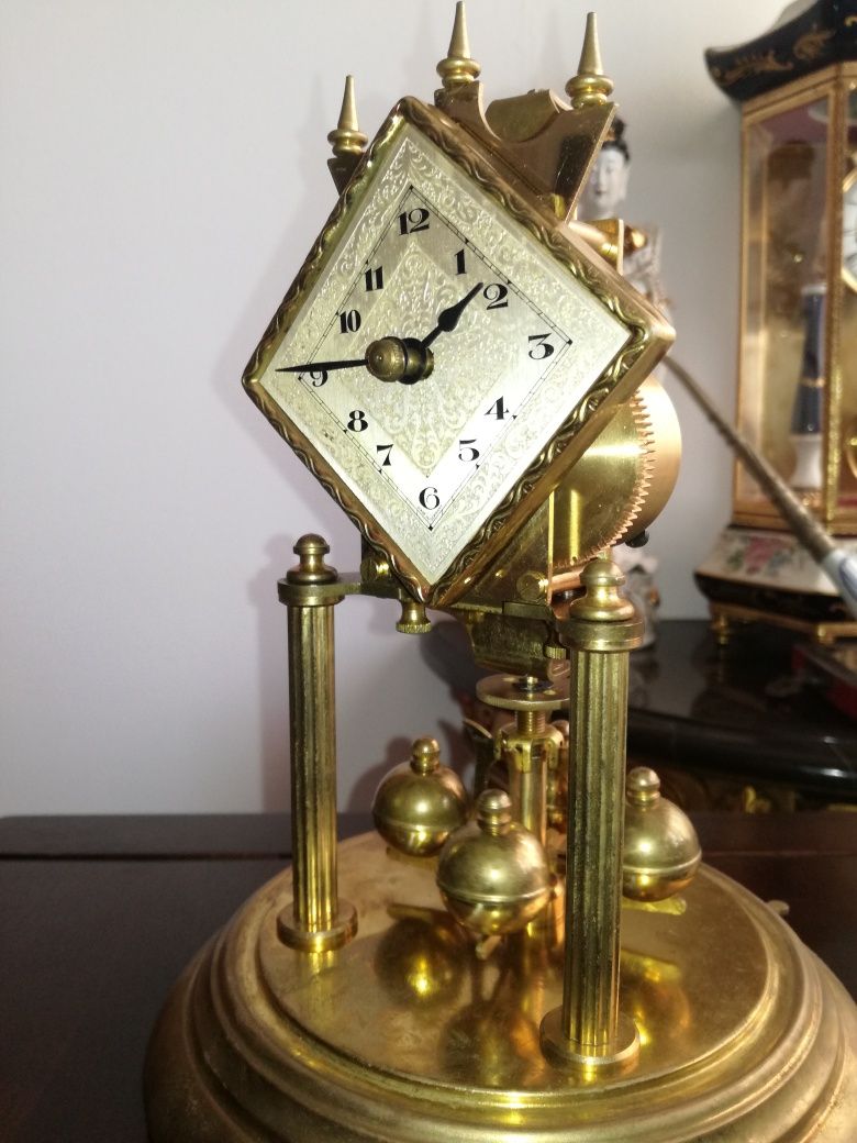 Relógio vintage com campânula de vidro