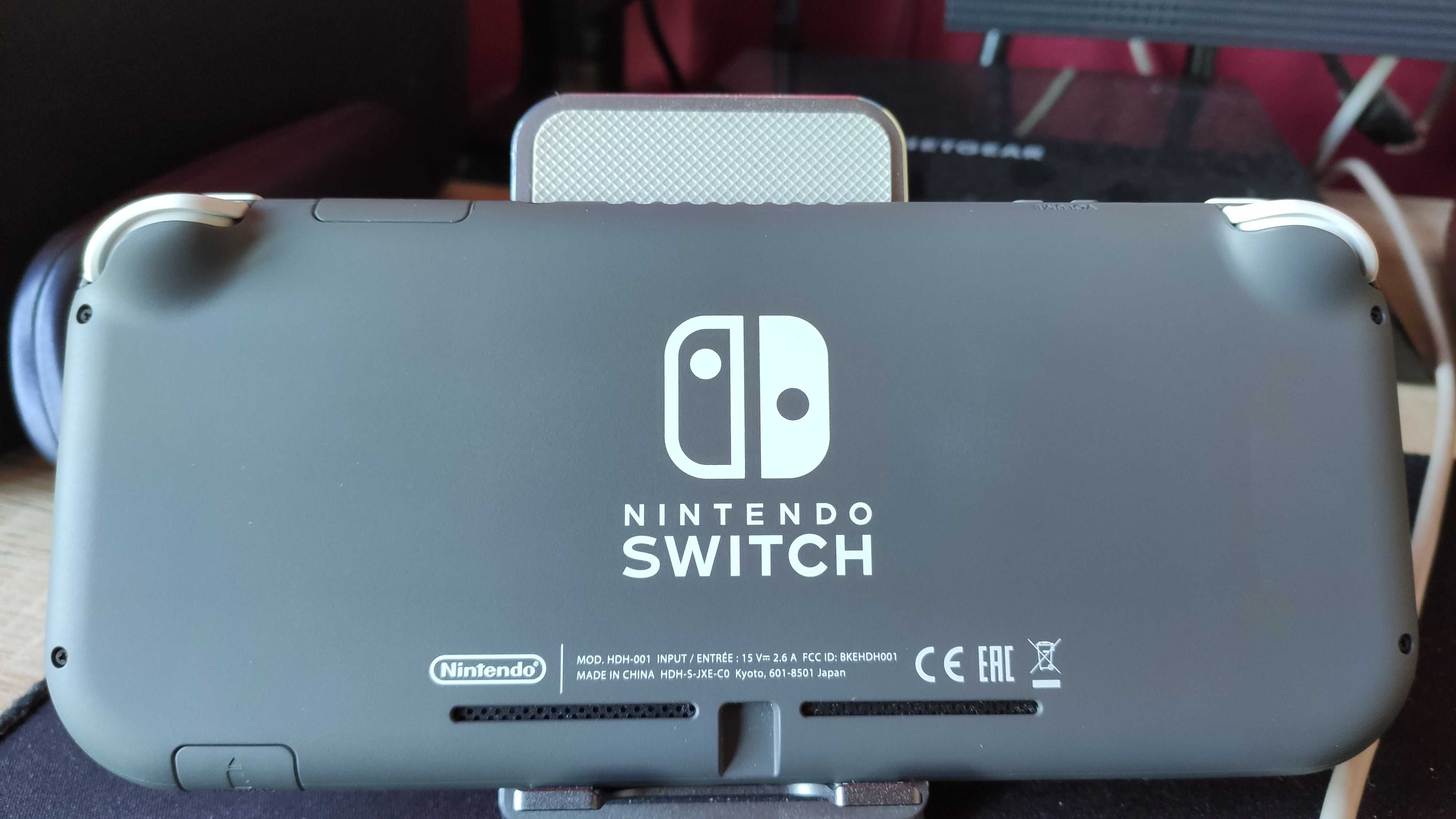 Nintendo Switch Lite + akcesoria + 2 gry