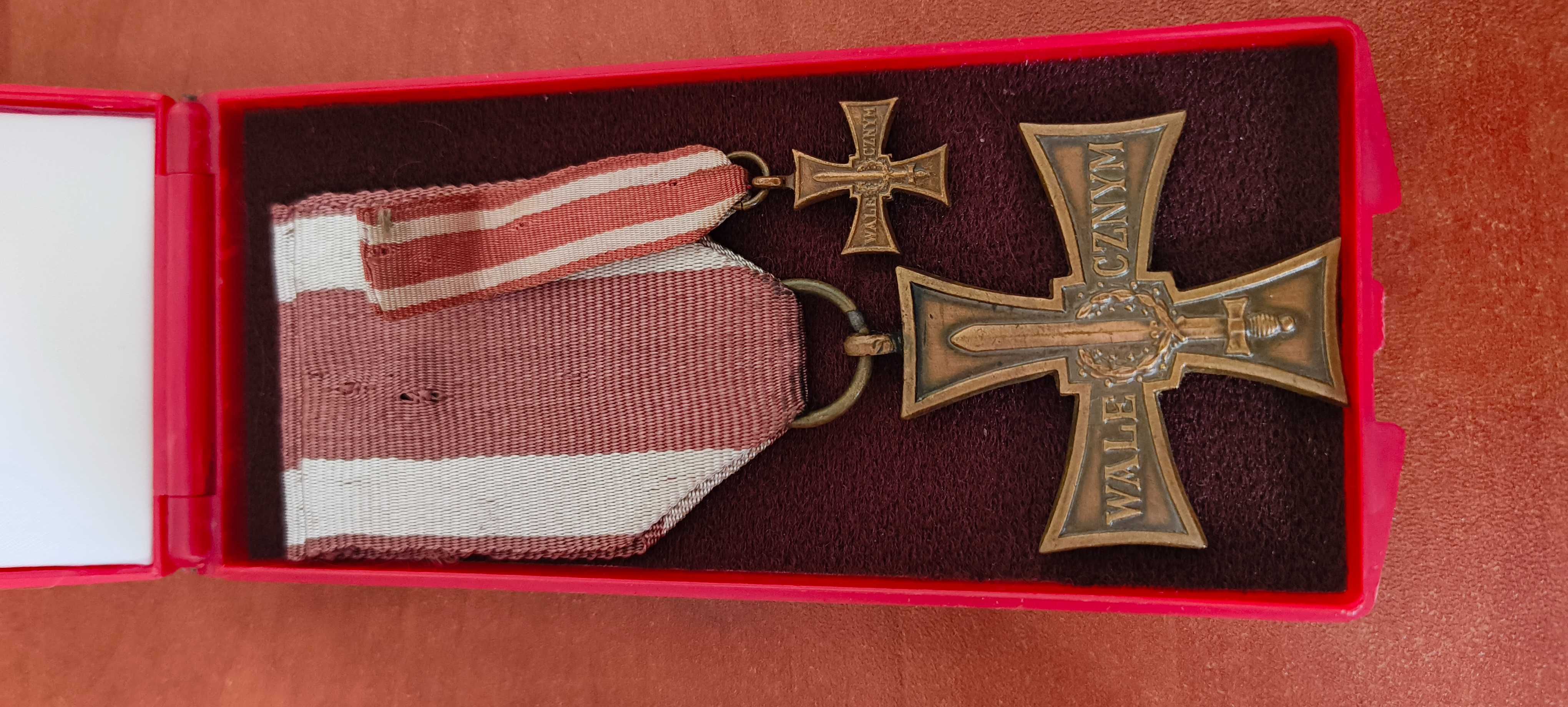 Sprzedam krzyże waleczne oryginał